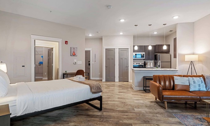 Mile Square Apartment | CozySuites - Penrose On Mass with pool & parking #7