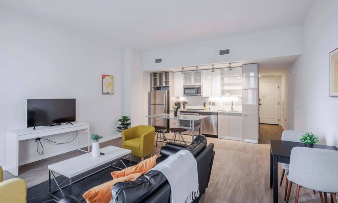 Downtown Cincinnati Apartment | CozySuites Sky Central #7