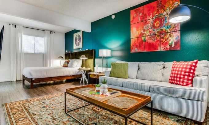Barton Hills Apartment | CozySuites Studio Skyline Barton Creek #02
