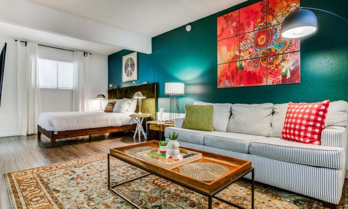 Barton Hills Apartment | CozySuites Studio Skyline Barton Creek #01