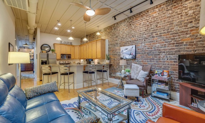 Bristol Apartment | CozyUrbanLoft-Downtown Living at its Finest!
