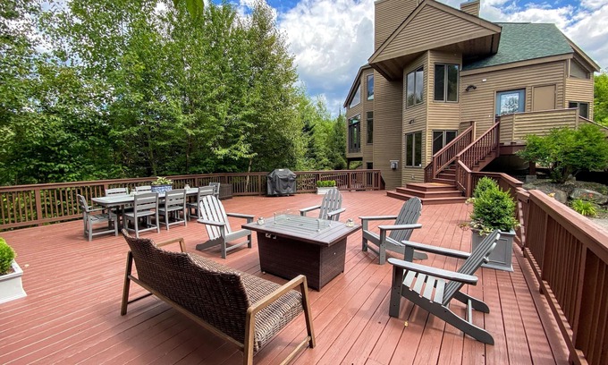 Bretton Woods House | CR1 Luxury ski-in/out, chef kitchen, AC, wifi, large deck with fire pit and Hot Tub! Pool/gym passes
