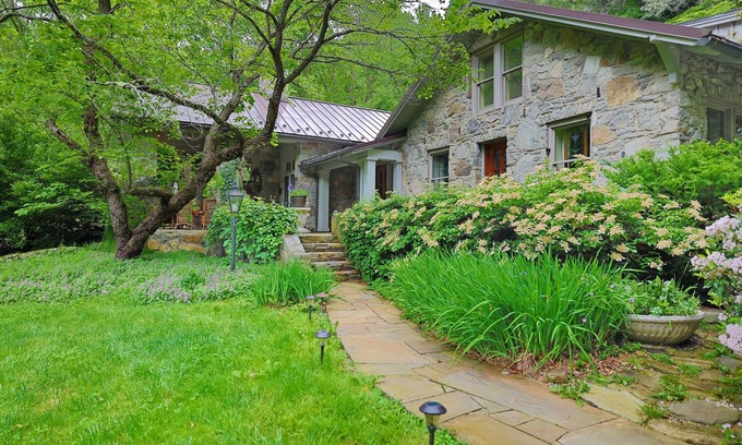 Banner Elk House | Crab Orchard Estate in Valle Crucis w/Fireplace