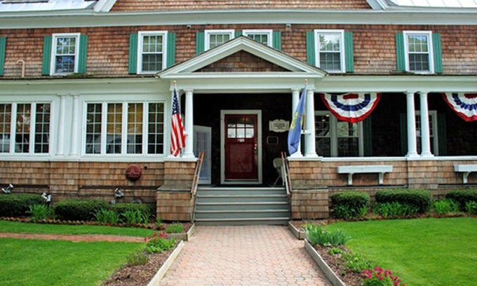 Wilmington Apartment | Crafts Inn, Hotel Suite with pool and hot tub.