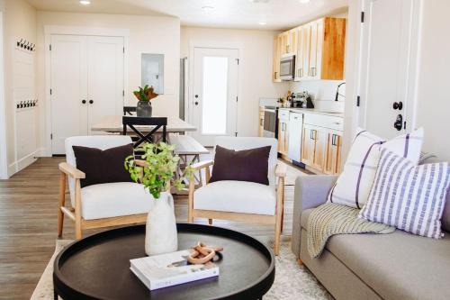 McCammon House | Creekside Cabin Magnolia-stay w views near Lava