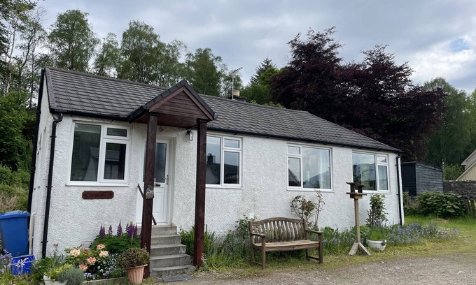 Fort Augustus Apartment | Crianlarich Pet friendly traditional cottage