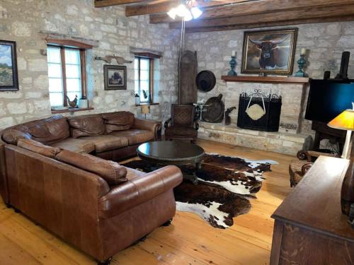 Fredericksburg House | Crockett and Creek B&B 1 block to Main St