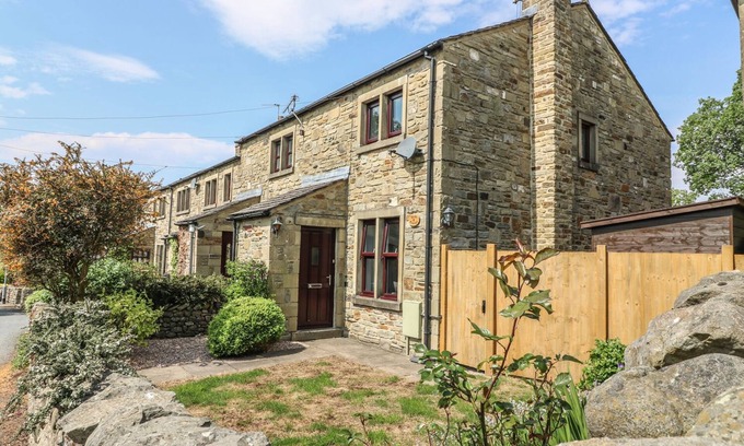 Long Preston House | CROFT COTTAGE, pet friendly, with open fire in Long Preston