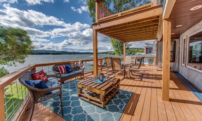 Bradford House | Croft Cove: laid back home on Lamoka Lake with private lakefront