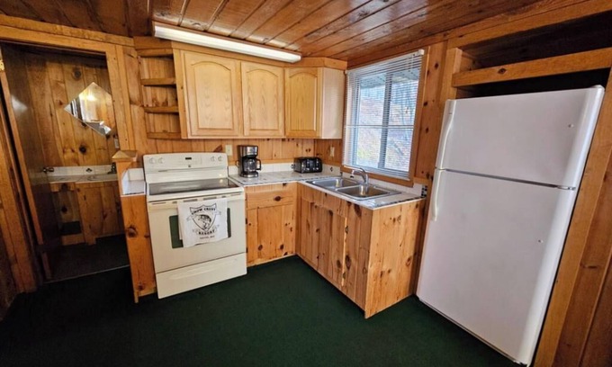 Nevis Cabin | Crow Crest Lodge Resort #7 Waters Edge, Stunning Sunsets, Family Getaway
