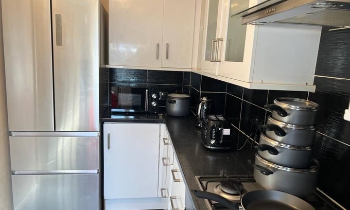 Canning Town House | CROWN HOUSE—Cozy 2 bedroom house near Excel London. With driveway. Sleep 5