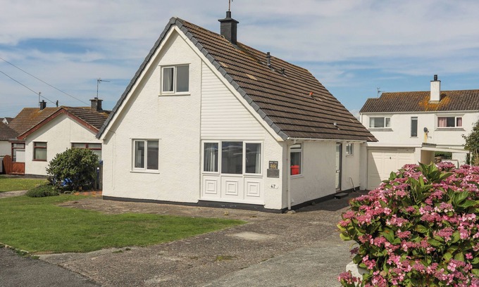 Rhosneigr Cottage | CROWS NEST - RHOSNEIGR, pet friendly, with a garden in Rhosneigr