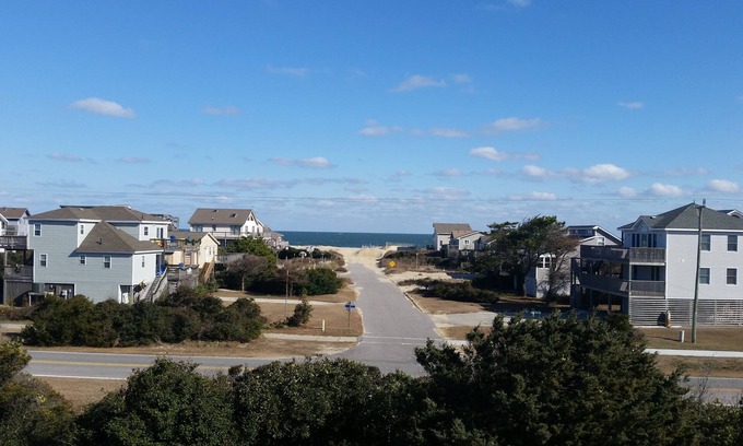 South Nags Head House | Crows nest views, porch vibes, dog-friendly house with linens + late check-out!