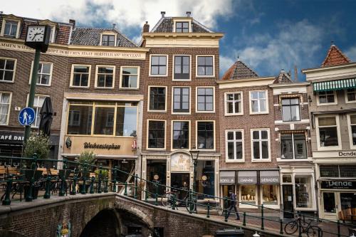 Leiden Hotel | CTY Books