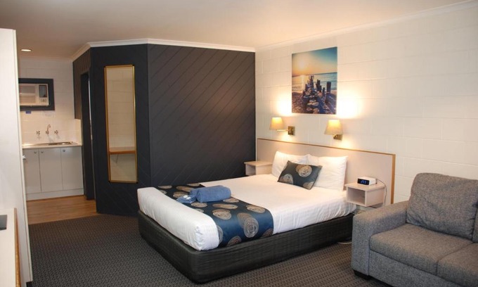Lakes Entrance Hotel | Cunningham Shore Motel