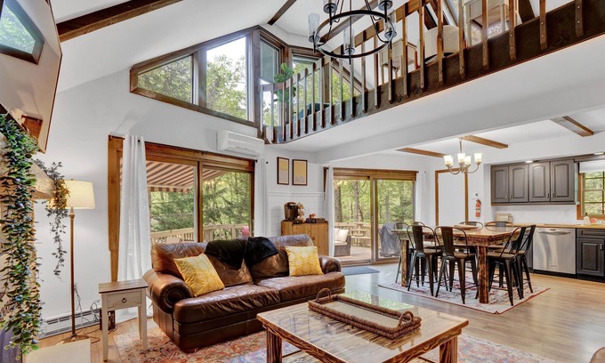 Lake Harmony Ski Chalet | Cushy Bee Chalet/Hot Tub/Game Room/Grill/Deck