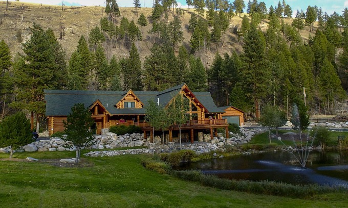 Conner Cabin | Custom Bitterroot Valley Cabin w/Hot Tub & Views!