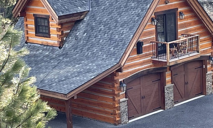 Downtown Leavenworth Cabin | Custom Log Cabin Cabin with a Mountain View- just off Icicle Road~ Walk to Town