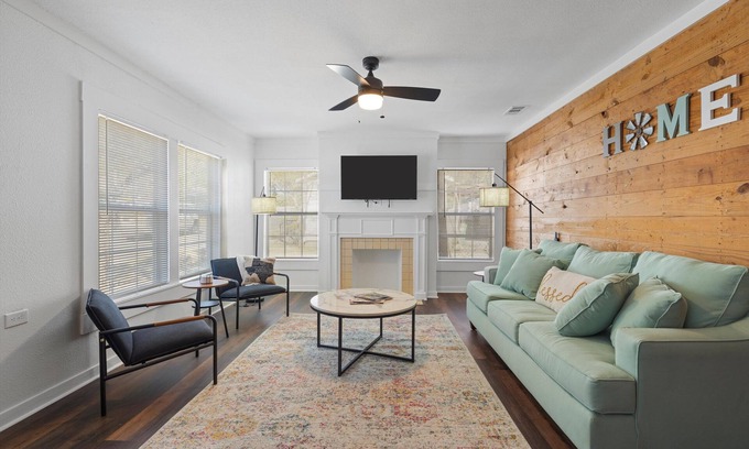 North Waco House | Cute 2bed w/3 Queens 9min to Silos