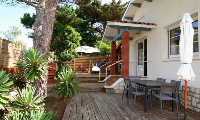 Hourtin-Plage House | Cute and nicely furnished house with garden, 300m from the ocean beach
