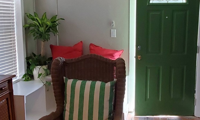 Palm Harbor Apartment | Cute, dwtn apt in Historic Palm Harbor 1/1