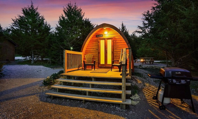 Ashland Cabin | Cute European Bungalow Cabin w/Hot Tub. 1 Double Bed and Pet Friendly!