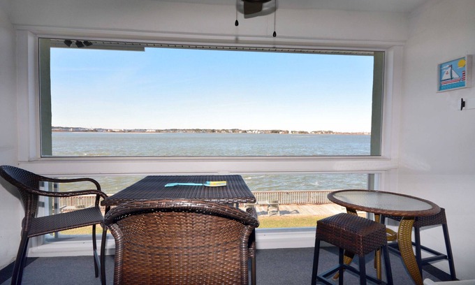 Ocean City Condo | Cute, one bedroom condo with a wonderful view of the bay located downtown!