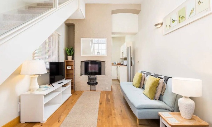 Shottery House | CV37 9HF The Tack Room Shottery · Charming 1Bed in Shottery with secure Parking | Pass The Keys