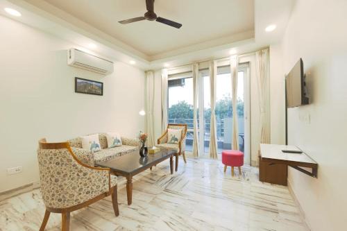 Sushant Lok Apartment | Cyber hub retreat near Horizon center