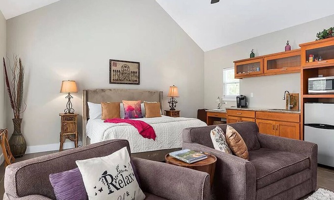 Fredericksburg House | D'Vine Cottage: Spa Bath + Stunning Views