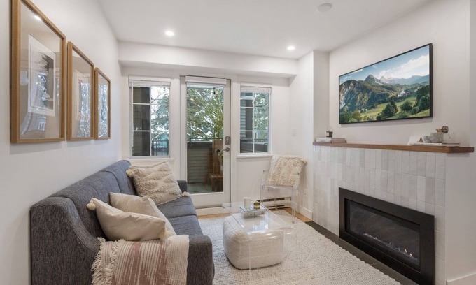 Grandview-Woodland Condo | D20 - Modern urban living