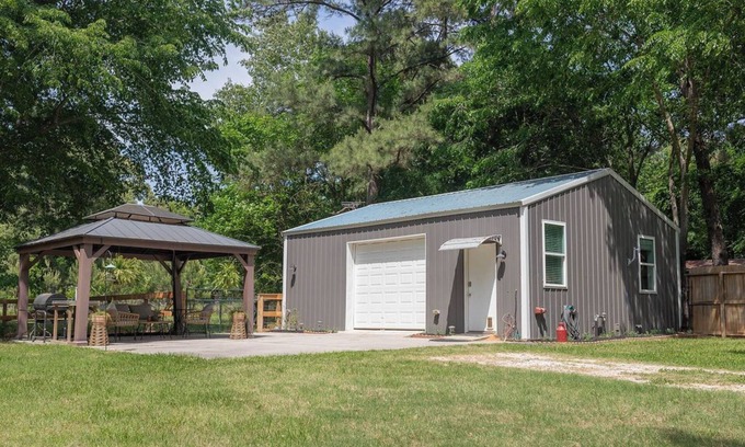 Montgomery Cabin | Dairy barn and parlor