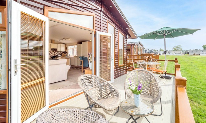 Tiddington Cabin | Daisy Lodge - peaceful, pet friendly luxury lodge in Shakespeare's Stratford