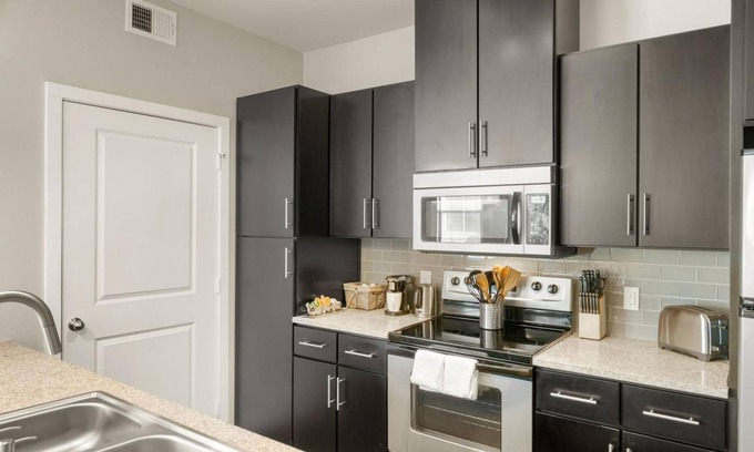 Northeast Dallas Apartment | Dallas | Breathtaking 1BD/1BA Downtown Apartment