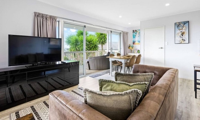 Torbay Apartment | Dan's Torbay Retreat 2 BR with Sea Views
