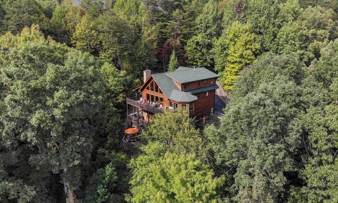 Lake Lure Cabin | Dancing Falls Lodge: Overlooks Dirty Dancing Scene: Stream/Pond/Fire Pit/Hot Tub