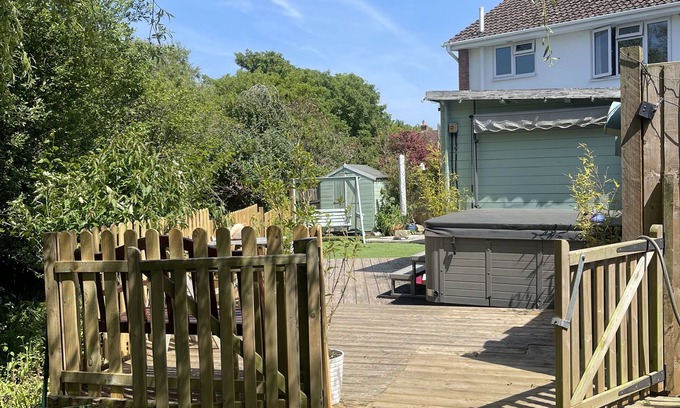 New Forest District House | DaneSide New Forest 3 bed house. Hot tub, on stream by sea & shops. Dog friendly