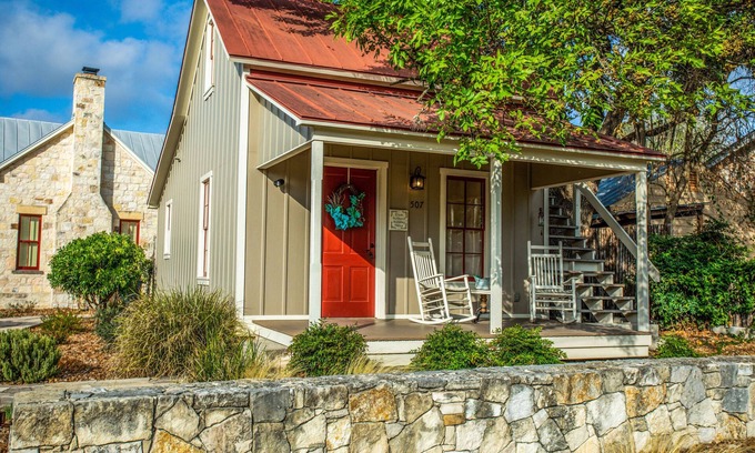 Fredericksburg Cabin | Das Solheid Sunday House | Close to Main