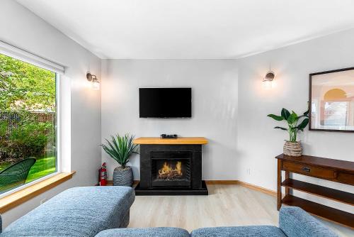 Downtown Leavenworth Apartment | Dasha's alpine retreat at Icicle Village with pool and hot tub