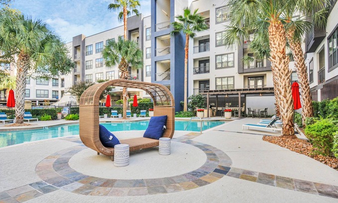 Willow Meadows/Willowbend Area Apartment | Dashing King Suite For Ext. Stay In Galleria Area