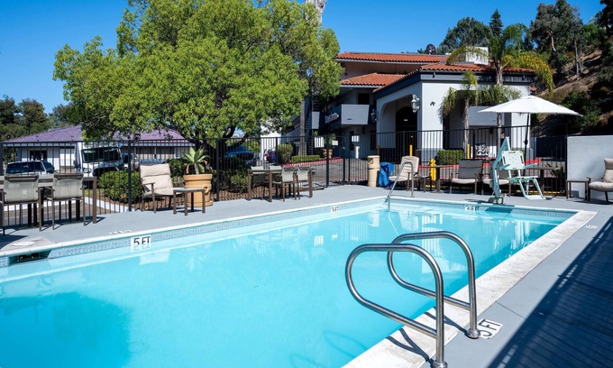Encinitas Hotel | Days Inn by Wyndham Encinitas Moonlight Beach