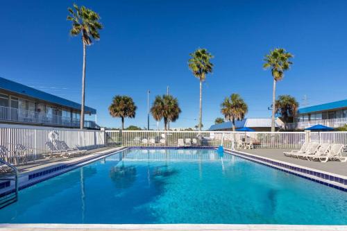 Titusville Hotel | Days Inn by Wyndham Titusville Kennedy Space Center