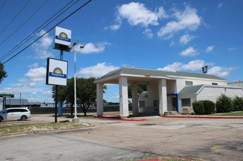 Waco Hotel | Days Inn by Wyndham Waco University Area