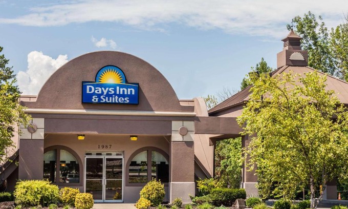 Lexington Hotel | Days Inn & Suites by Wyndham Lexington