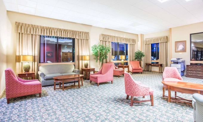 Sutton Hotel | Days Inn & Suites by Wyndham Sutton Flatwoods