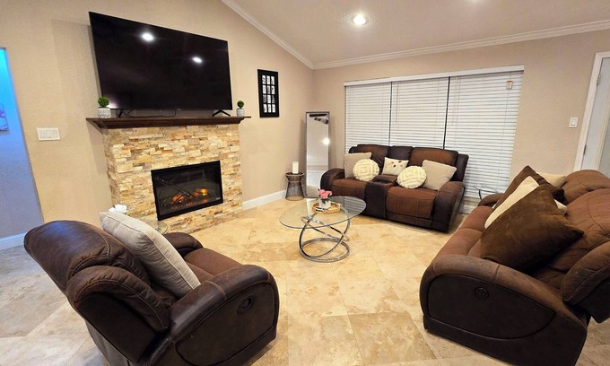 Houston House | Dazzling & Spacious 1-bedroom house conveniently located in Houston!