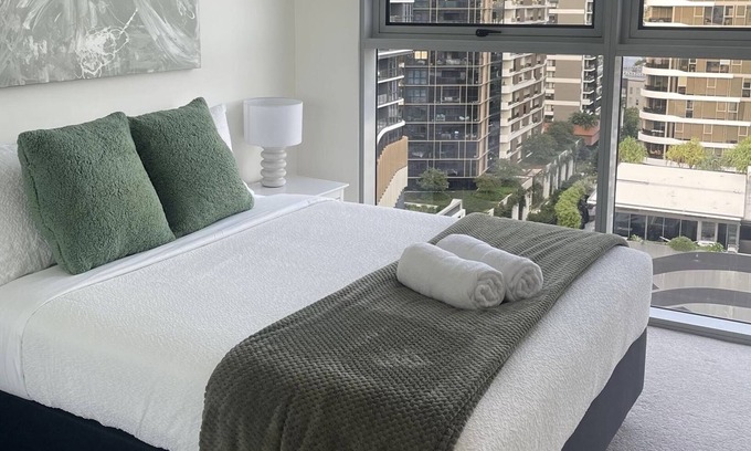 Newstead Apartment | Dean’s Place- Top-floor Luxury Stay in the City with Viewn15mins frm the Airport