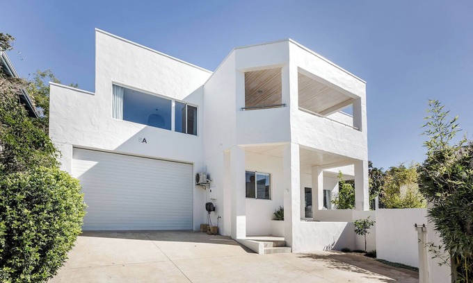 Dunsborough House | DECADENT & STYLISH 2 STOREY COASTAL RETREAT