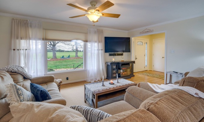 Bealeton House | Deck & Pasture Views! Bealeton Farmhouse Escape