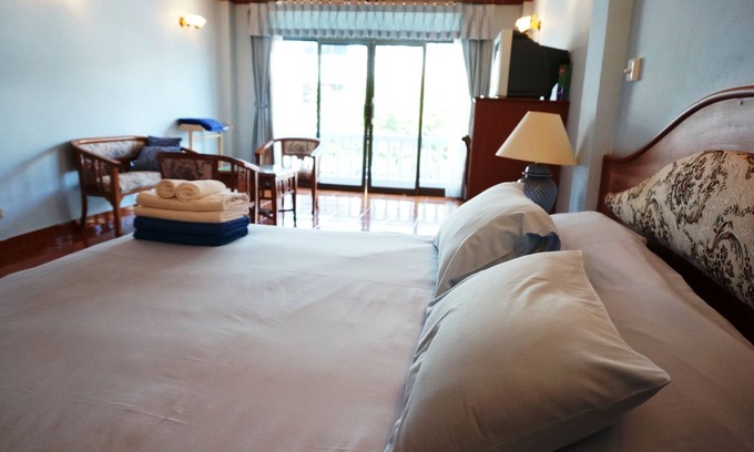Cha-am House | Dee-Lek Guesthouse and Restaurant